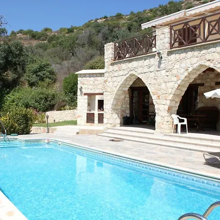 For Rent In Close To Lachi & Peyia Βίλα *